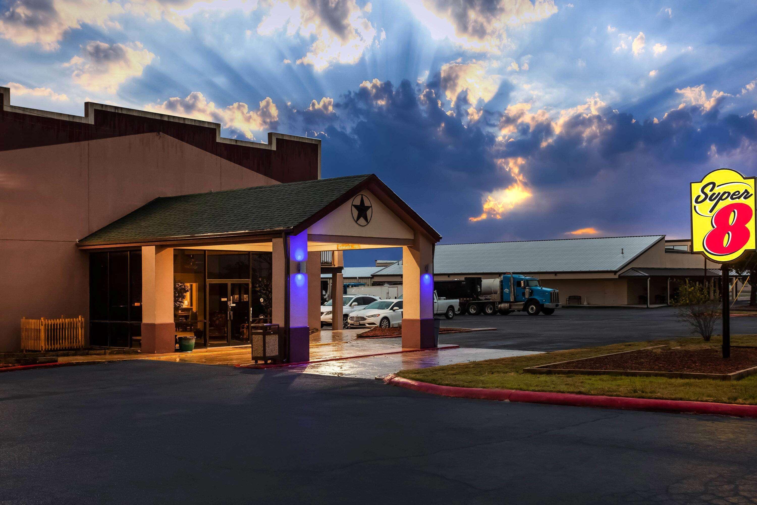 Super 8 By Wyndham Giddings Exterior foto