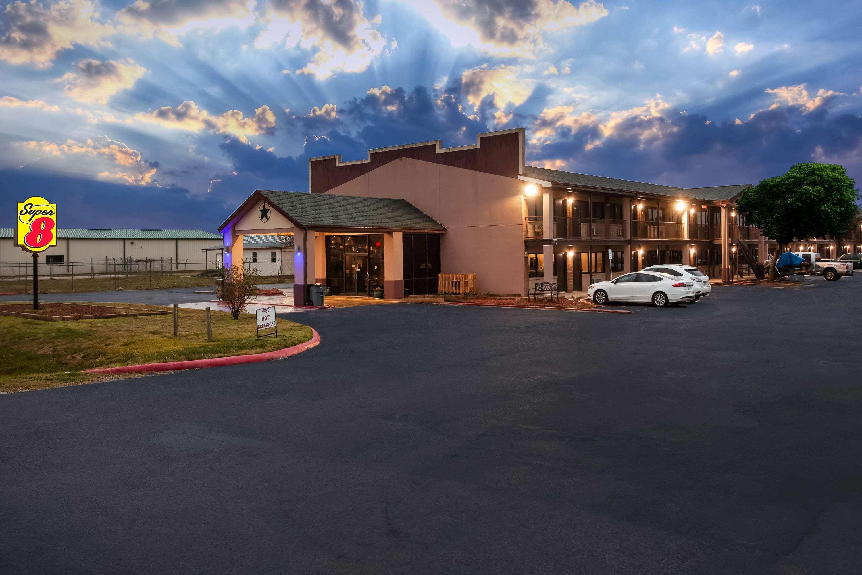 Super 8 By Wyndham Giddings Exterior foto